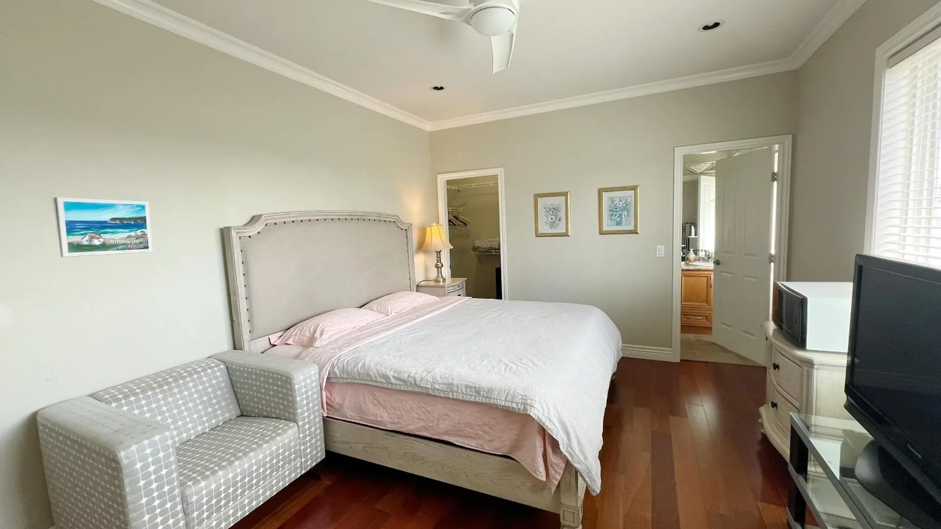 A Cozy Bedroom With A Private Washroom Close To Yvr Richmond