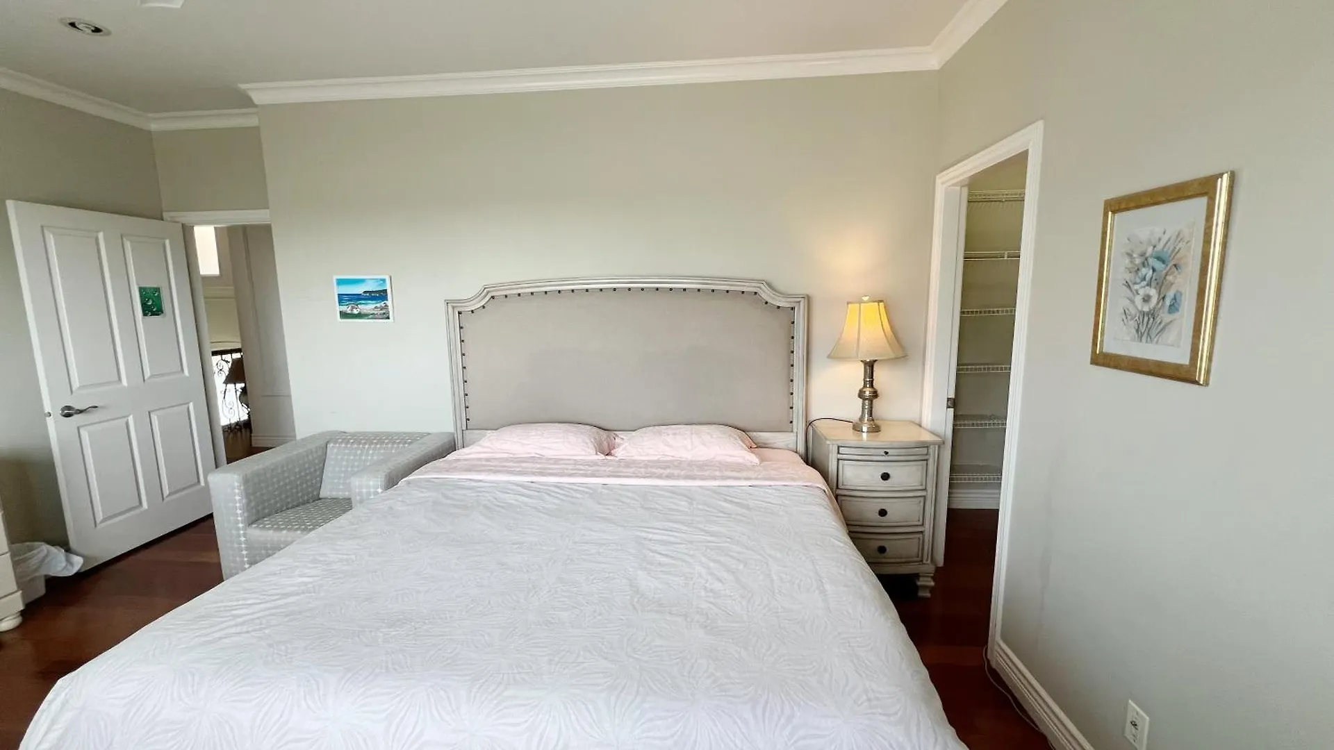 A Cozy Bedroom With A Private Washroom Close To Yvr Richmond Kanada